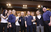 냉면 회동→잠실 시구→2차 깐부…산업계 ‘젠슨 황 데이’ [종합]