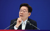 李 “초과세수, 미래세대 위한 투자해야…국가부채 상환? 바보같은 짓”