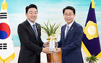 이재명 대통령 축하난 전달하는 강훈식 비서실장 [포토]