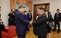 방북 이틀째 시진핑, 김정은 위원장과 '北ㆍ中 우의탑' 참배