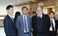 ‘출국정지’ 모스 탄, 행정소송 첫 변론서 재판부 기피신청
