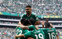 개막전부터 레드카드 3장 '퇴장쇼'…멕시코, 남아공 2-0 제압 [북중미 월드컵]