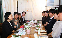 한성숙, 지명 후 첫 행보⋯청년 만나 주거비·취업난 고충 청취