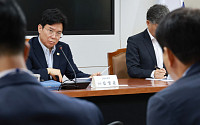 포스코 회장 만난 노동장관 "반복되는 중대재해 특단 대책 내놔야"