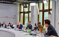 이 대통령, G7서 '글로벌 AI 기본사회' 제안…"원조 넘어 투자·기술 협력"