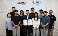 장수군 청소년, 최훈식 군수에 모의투표 당선증 전달