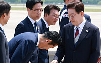 이 대통령, 유럽순방 마치고 귀국…김민석·정청래 영접