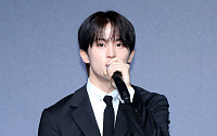 마크, '인종차별 티셔츠' 논란 일파만파⋯소속사 "진심으로 사과"
