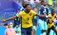 에콰도르, 독일에 2-1 역전승…20년 만의 토너먼트 진출 [북중미 월드컵]
