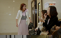 [스타 패션] 김정은 ‘러블리 룩’ vs. 염정아 ‘매니시 룩’ 완성은 시계