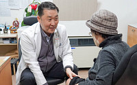 "수술비 없어 포기했던 무릎"…이춘택병원 21년의 나눔, 644명에게 새 걸음을 줬다