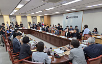 "대폭 인상" vs "지불 불가"⋯심의기한 넘겨서도 진전 없는 최저임금 심의