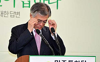 [포토]안경 고쳐쓰는 문재인 후보