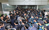 국조특위, 봉쇄 27일만에 잠실개표소 진입…40여분간 현장검증