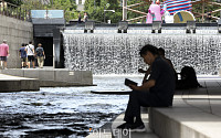 "장마 맞아?" 푹 찌는 더위에 청계천 찾은 시민들 [포토]