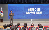 흥아해운 부산 복귀…전재수는 장금상선 유치전