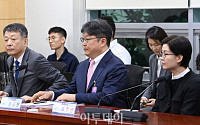 홈플러스 회생 간담회, MBK·메리츠 대표 국회서 한자리에 [포토]