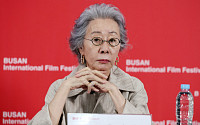 윤여정, 美 에미상 여우조연상 후보⋯오스카 이어 새 역사 쓰나