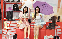 [포토] “신세계백화점서 장마 대비 아이템 챙기세요”