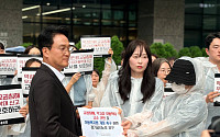"피해자가 왜 피의자가 되나"…교권보호단 출범 다음날, 경기 교사들 거리로