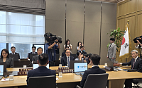 금리 인상 유력 속⋯붉은 넥타이 착용한 신현송 총재 [7월 금통위 스케치]