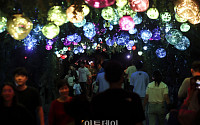 장마 소강상태, 후텁지근한 날씨 피해 광명동굴로 [포토]
