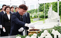 남종섭 경기도의회 의장, 현충탑서 의정 첫발…"167명 하나로, 민생에 총력"
