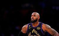 르브론 제임스, 아직도 행선지 못 정해⋯NBA 이적시장 '올스톱'