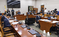 與, 형소법 심사 속도…“보완수사권 남용 사례 너무 많아”