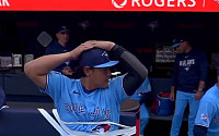 MLB 오카모토, 벤치에 테이프로 '꽁꽁'⋯무슨 일?