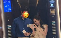 아옳이, 이혼 4년 만에 열애 공개…얼굴 가린 ‘훤칠男’ 누구?