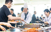 이재준 수원특례시장 "제 원픽은 삼계탕"…조리모 쓰고 직원들에 여름 한 그릇