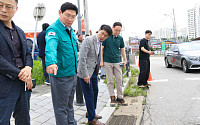이상일 용인특례시장, SNS 시민 글 보고 바로 달려갔다…민속촌 입구 침수 현장 점검