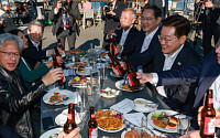 "다시 오를 겁니다" 젠슨 황의 주가 전망에…웃음꽃 핀 샌프란 만찬