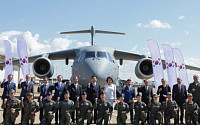 이 대통령, 브라질 공군 C-390 수송기 시찰…"국방협력 첫 시작, 더 많은 협력 만들자" [종합]