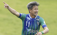 환갑 앞둔 최고령 프로축구선수 미우라, 4년 만에 공식전 득점포
