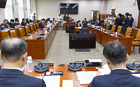 野, 형소법 우선 심사 반발 법사위 퇴장…與 "심사 지연"