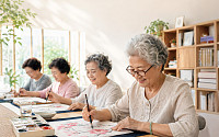 창작 활동 많은 시니어, 손목 건강 함께 챙겨야