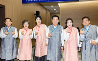 이재준 수원시장 "오늘 드레스코드는 쾌자"…의회·집행부 한복으로 방문의 해 홍보