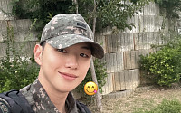 “조교가 이렇게 훈훈해도 되나”⋯강다니엘, 군복 셀카 공개