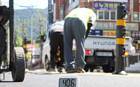 최고 40℃ 현장⋯“얼음 목도리ㆍ워터터널에 그나마 버텨요” [르포]