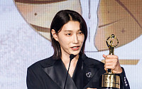 ‘배구 여제’ 김연경, AVC 공로상 수상⋯“후배 위해 최선 다할 것”