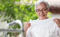 성인용 기저귀 사용자 “두께보다 흡수력”… 57% 겹쳐 쓴 적 있어