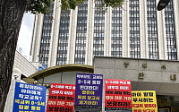 "옹알이하는 아이에게 학교교육?"…유·보 13개 단체, 정부청사 앞에 피켓 세웠다