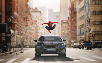 스파이더맨 올라타자 BMW 530i 포효…’노이어 클라쎄‘ 시대 연 iX3도 등장 [ET의 모빌리티]