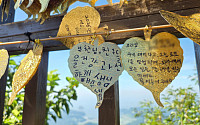 보리암에 걸린 크고 작은 금빛 바람들 [한컷]
