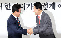 김민석-장동혁, 손잡은 여야 대표 [포토]