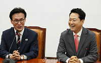 "근거 없는 색깔론" vs "김정은 심기 경호”…여야, 지뢰사고·포로 송환 공방