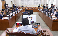 與 “법사위 현안질의, 조희대 대법원장 부친상으로 개최 않기로”
