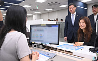 이억원 금융위원장, SCB 시범운영 현장 방문 [포토]